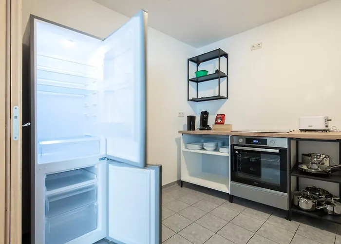 & Work - 6 Single Beds - *